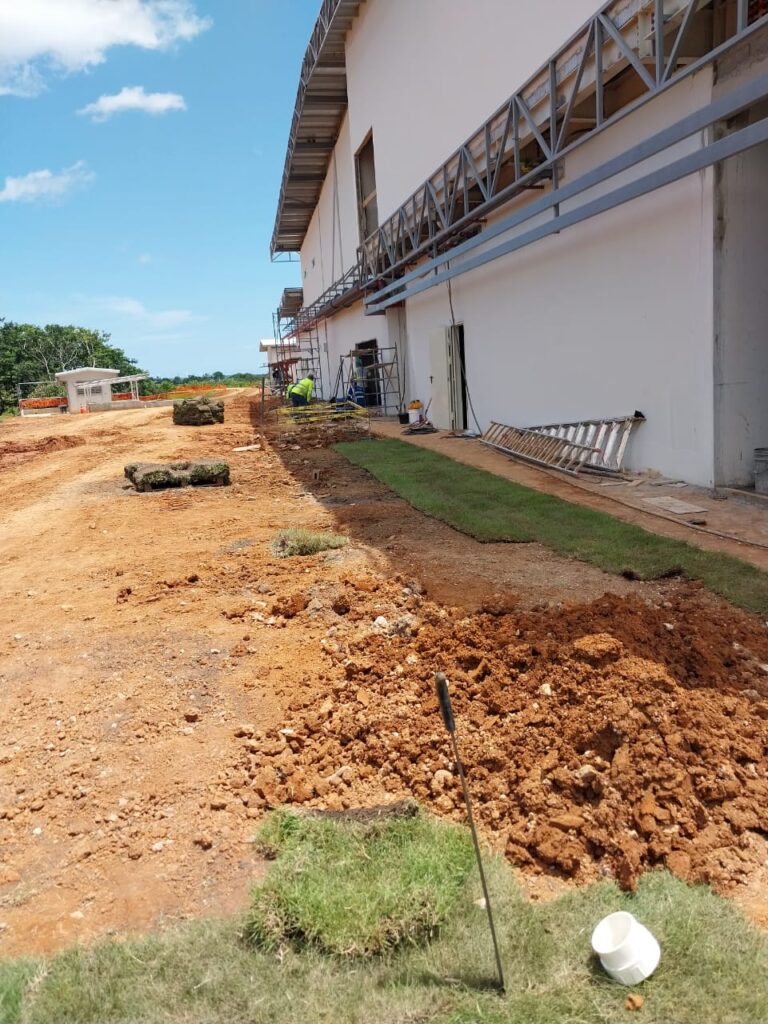 Preparación de terreno y zanja para tubería de riego antes de instalar grama